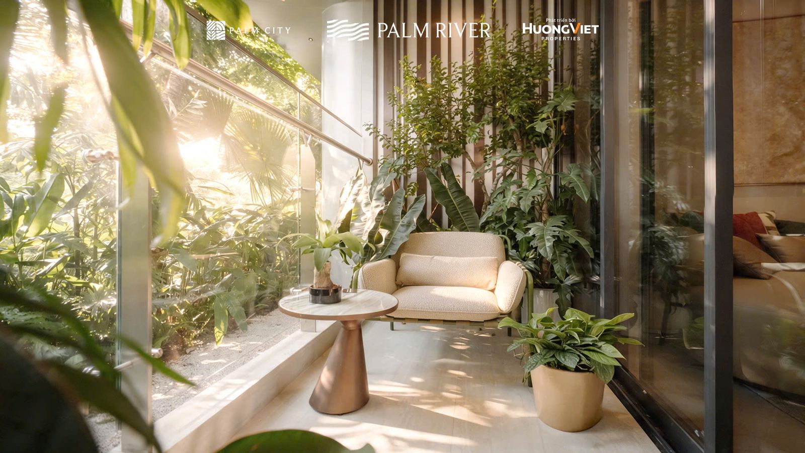 Ban công phủ cây xanh của nhà mẫu căn hộ 2 phòng ngủ Palm River