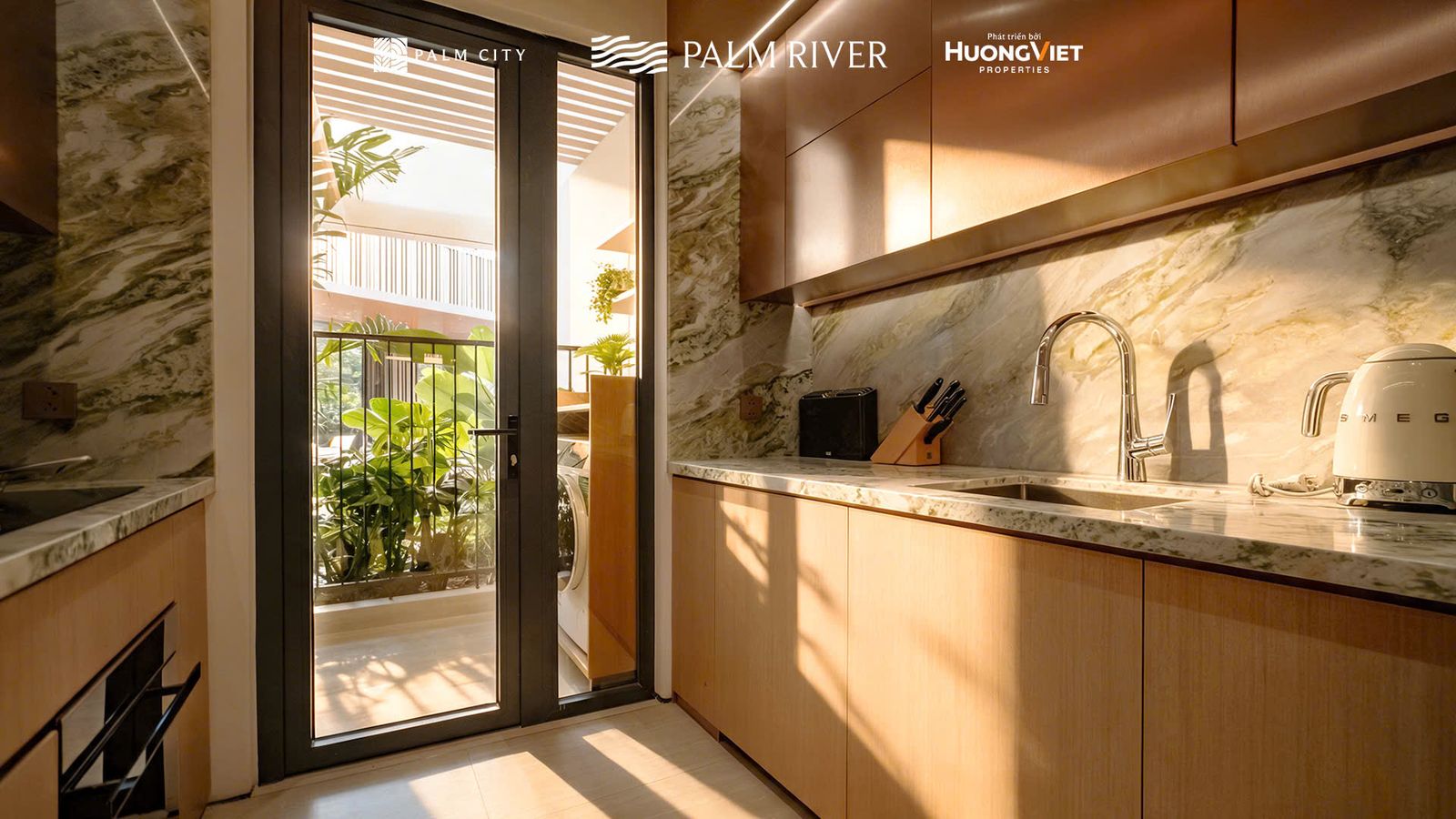 Bếp ốp đá vân xanh có cửa ra lô gia trong nhà mẫu căn hộ 2 phòng ngủ Palm River